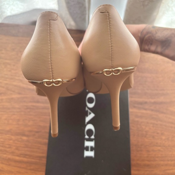 Wiley leather Coach pumps size 8 nude tan camel - Picture 6 of 14